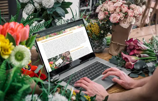 Online bloemen bestellen achter de laptop