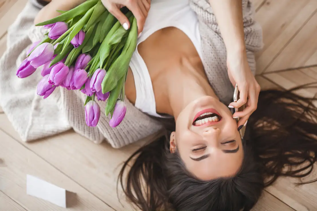 Deze vrouw is dolgelukkig met haar bloemen