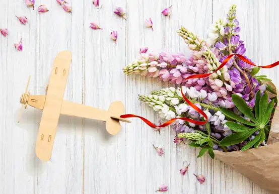 Bloemen en een vliegtuigje op tafel