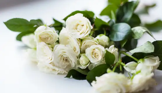 Witte rozen rouwbloemen