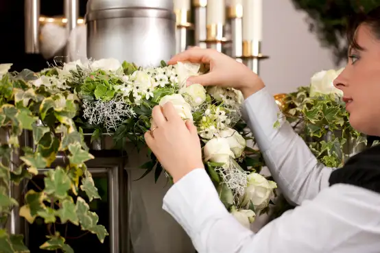 Vrouw legt bloemen goed voor herdenking