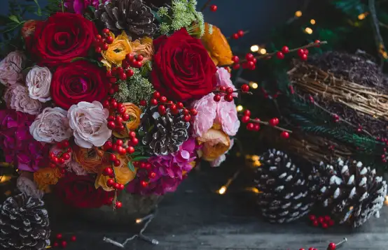 Kerstboeket online bestellen met prachtige winterbloemen en kerstdecoratie