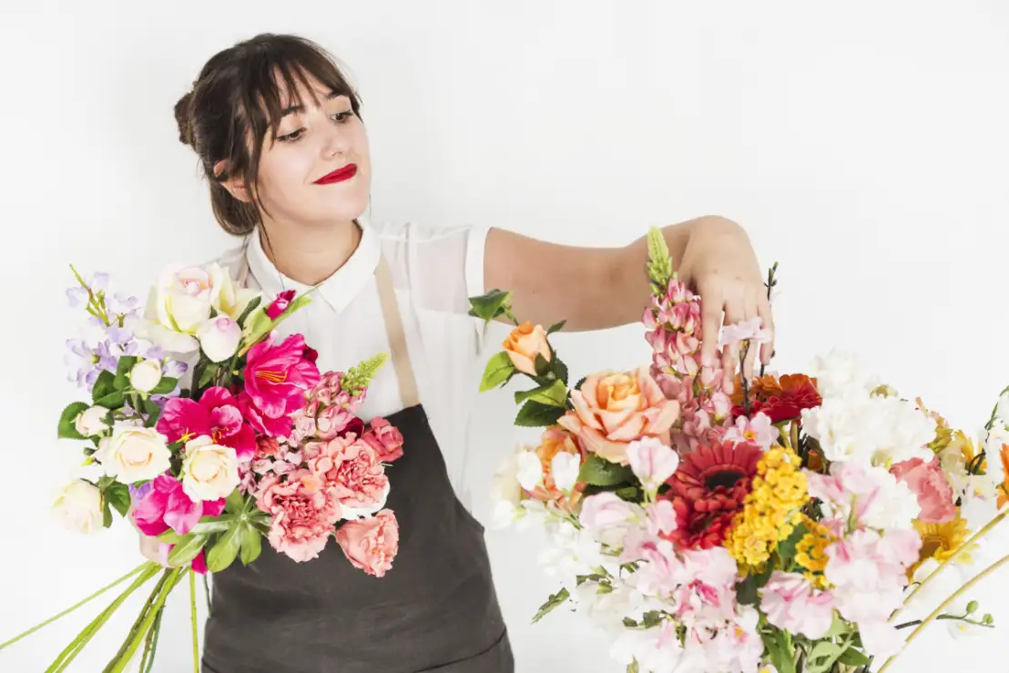 Bloemist sorteert bloemen voor bloemenabonnement van bijvoorbeeld Fleurop