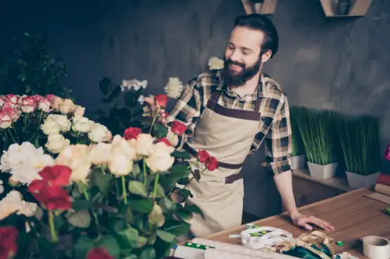 Verras met een boeket op valentijnsdag en laat bloemen bezorgen