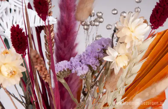 Bloomposy droogbloemen in verschillende rode en roze tinten