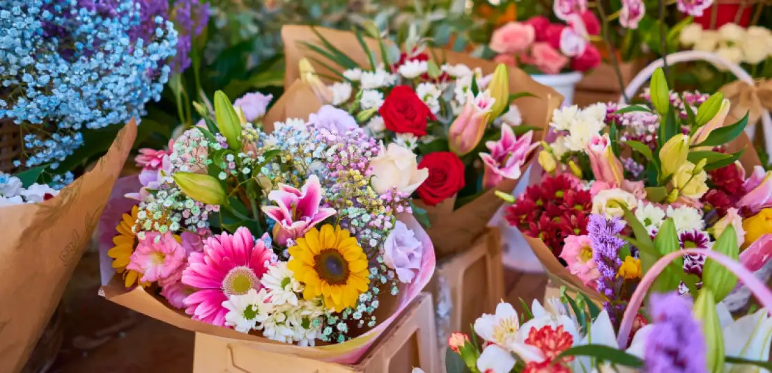 Boeket bloemen binden tot een goedkoop boeket