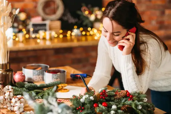 Bloemist maakt bestelling klaar voor een bloemetje met kerst naar het buitenland