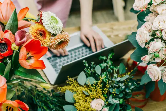 Brievenbusbloemen op een laptop bestellen