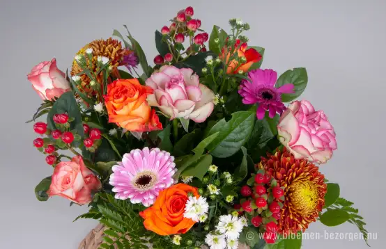 Het bestelde boeket van Euroflorist met bloemen in roze, rode en oranje tinten