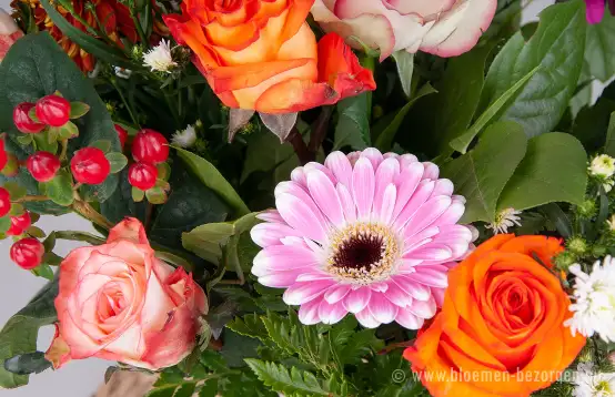 Gemengd boeket met roze en oranje tinten van Euroflorist