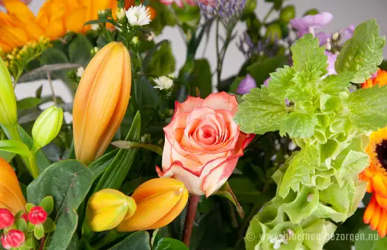 Boeket bloemen met vooral veel geel, oranje en roze tinten