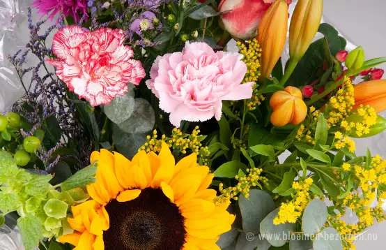 Een mix van kleurige bloemen in een boeket van BoeketCadeau