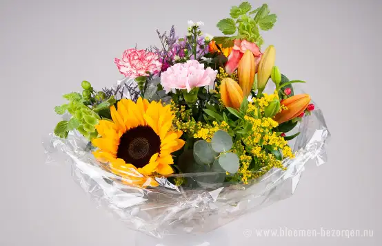 Een gemengd boeket besteld bij boeketcadeau met gele, roze, paarse bloemen