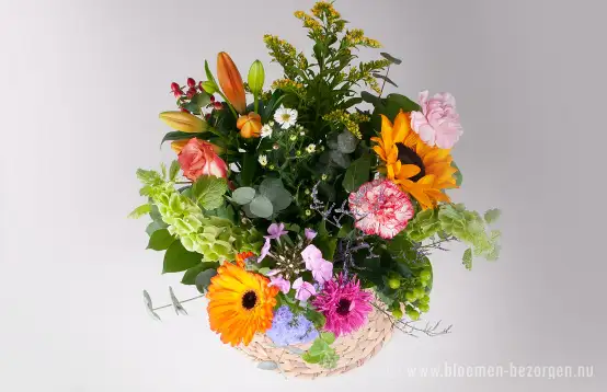 Boeket bloemen vanaf de bovenkant bekeken in een mix van verschillende kleuren