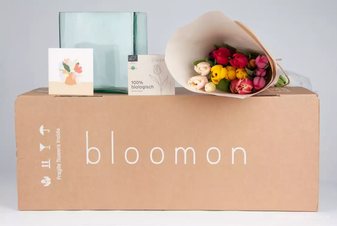 We ontvangen voor de review over bloomon een biologisch tulpenboeket in een grote kartonnen doos