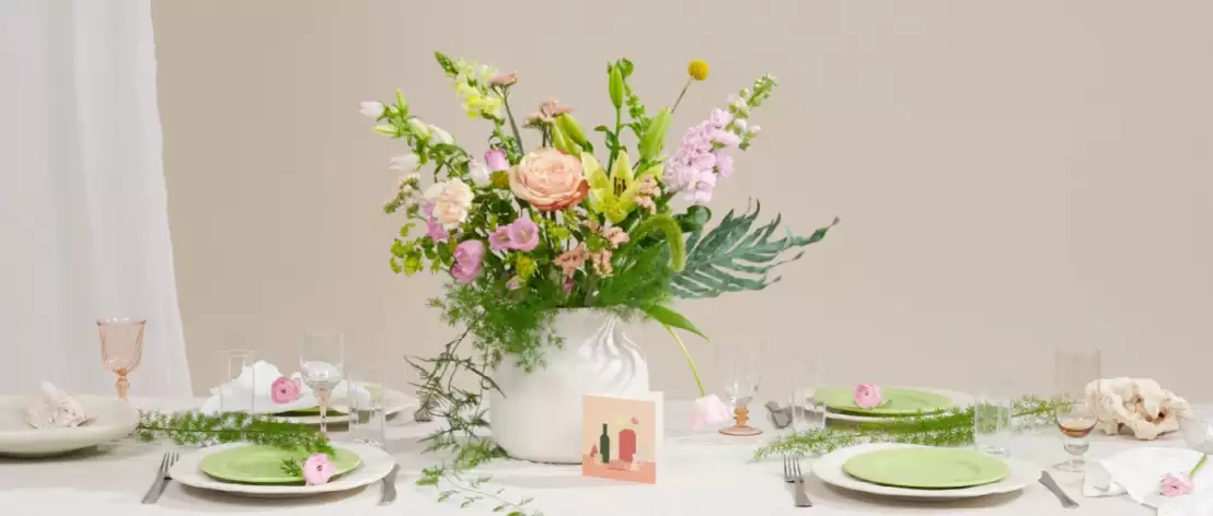 Bloemen van Bloomon staan prachtig op tafel tijdens een diner